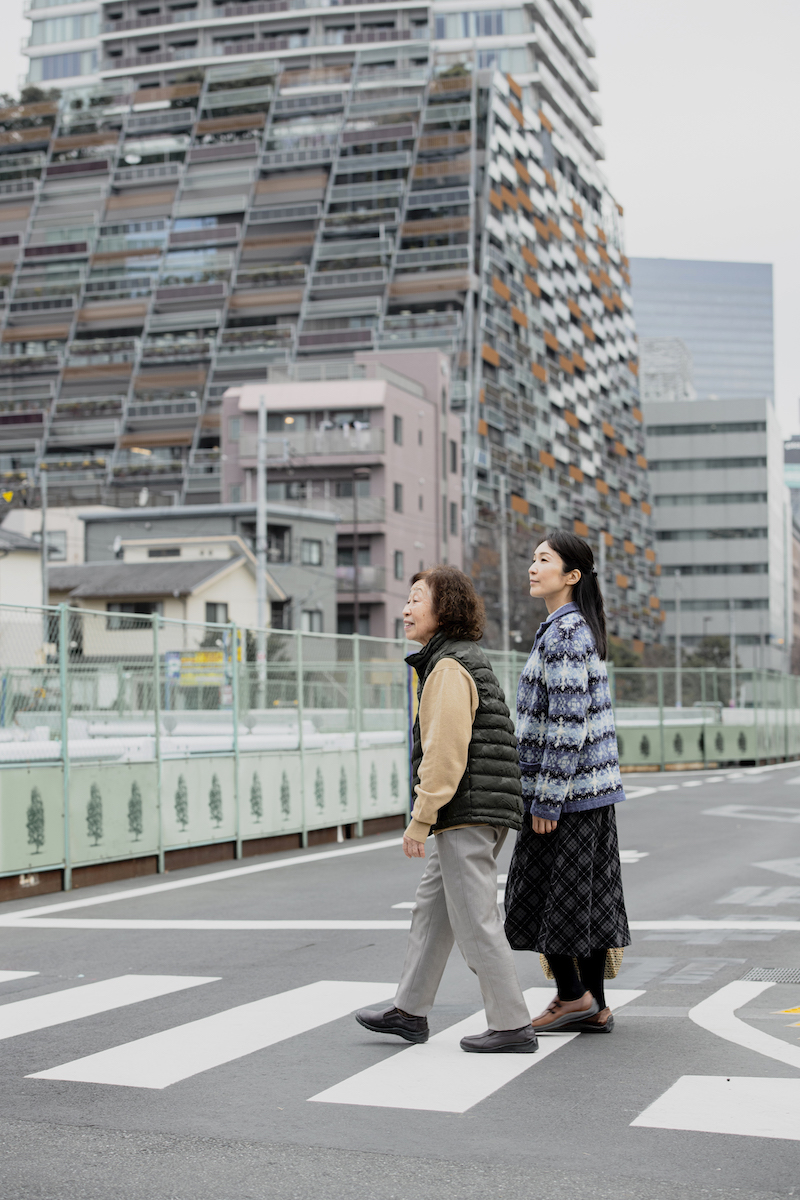 月の海イメージ画像　静子と晴江が豊島区を歩く写真